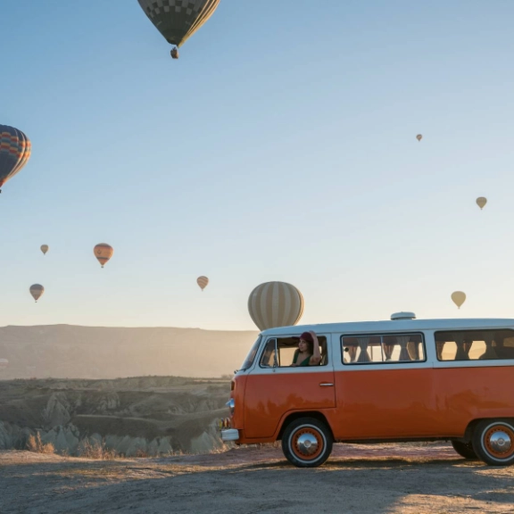 Ein Volkswagen, der mit der Kfz-Versicherung der R+V abgesichert ist.