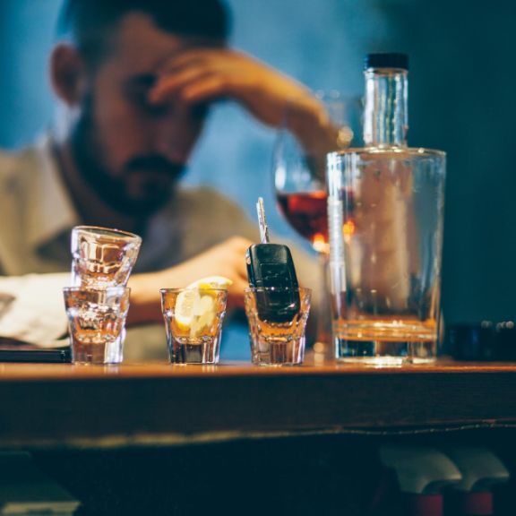 Betrunkener Mann in einer Bar.