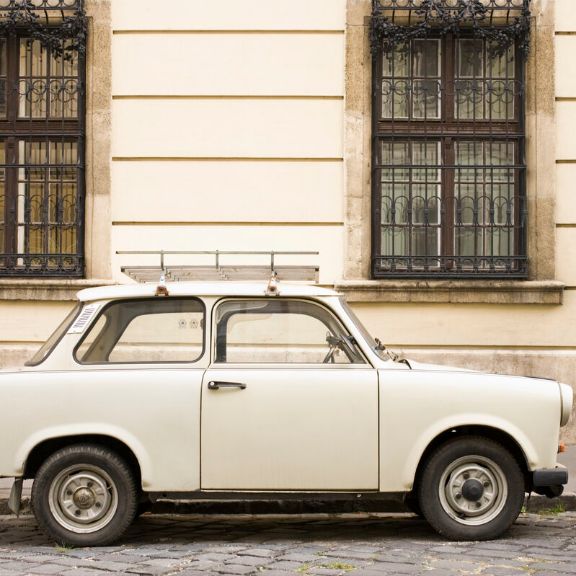 Alter Trabant auf der Straße geparkt.