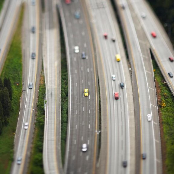 Geisterfahrer Autobahn aus der Vogelperspektive