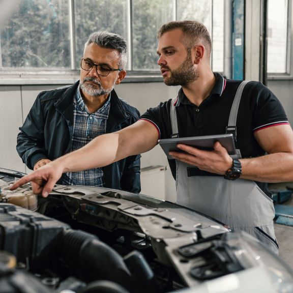Werkstatt Mechaniker untersuchen Auto in der Werkstatt.