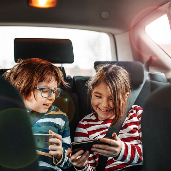 Unterhaltung für Kinder im Auto: Damit sorgen Sie für Spaß