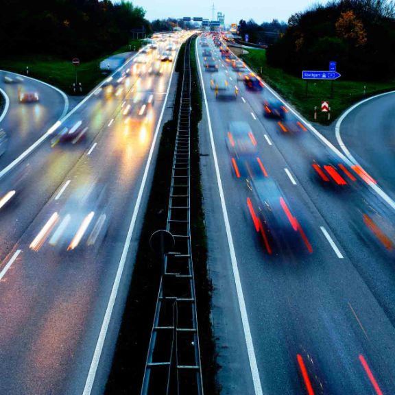 Richtiges Verhalten bei Autobahnauffahrten Autobahn bei Nacht