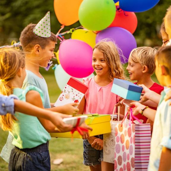 Aufsichtspflicht Kindergeburtstag: Wer haftet bei einem Unfall? kindergeburtstag-aufsichtspflicht-stage