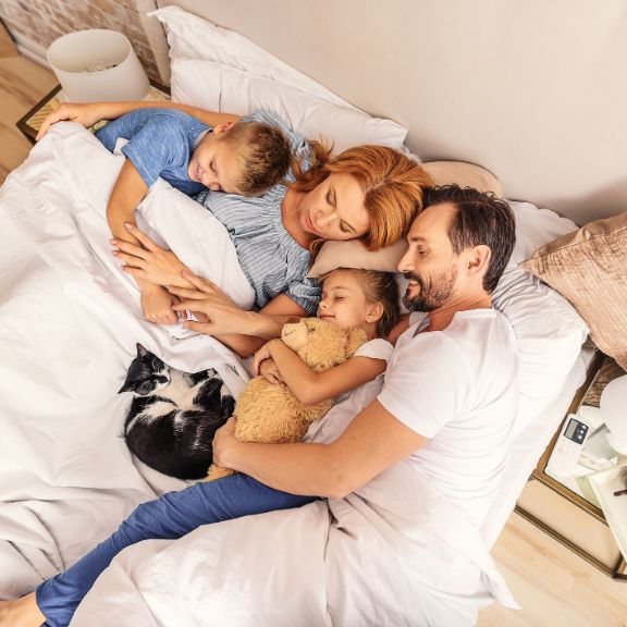 rauchmelder-pflicht-familie-schlaeft.jpg