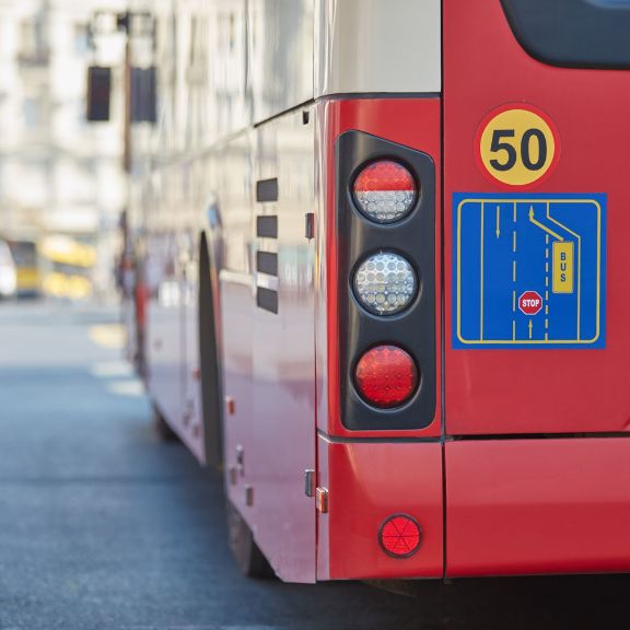bus-mit-warnblinklicht