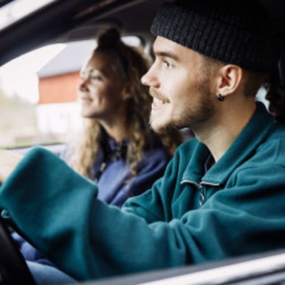 Entspanntes Paar im Auto