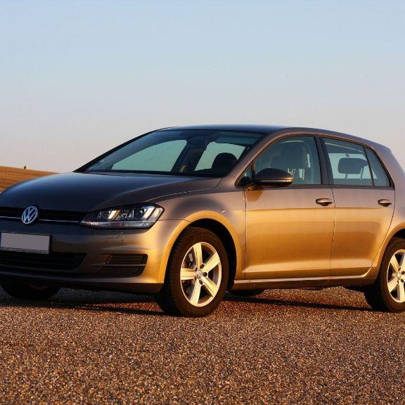 Gute und günstige Autos für Fahranfänger: Unsere Top-Empfehlungen VW Golf auf der Straße