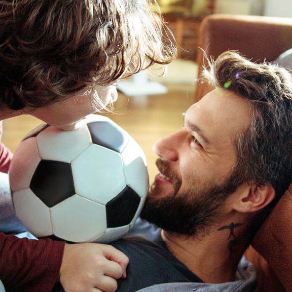 Vater und Sohn mit Fußball