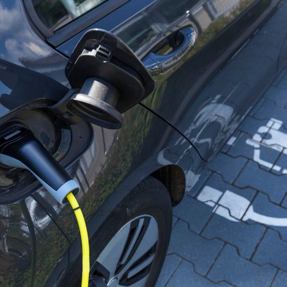 Neue Elektroauto-Hersteller Elektroauto wird aufgeladen.