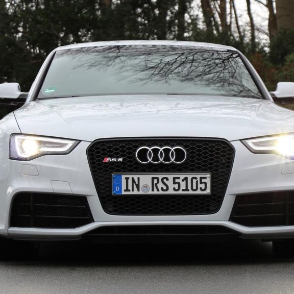 Neuwagen der Woche: Audi RS5 – Sportliches Coupé mit Kofferraum! Hellgrauer Audi RS5 Frontalansicht