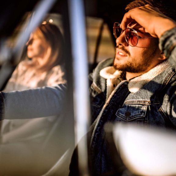 Sonnenbrille mit-sonnenbrille-autofahren