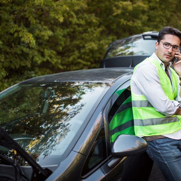 Warndreieck, Ersatzreifen und Co. - was muss unterwegs im Auto sein?