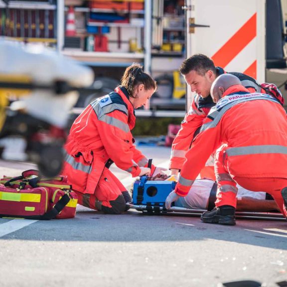 Sanitäter leisten Erste Hilfe