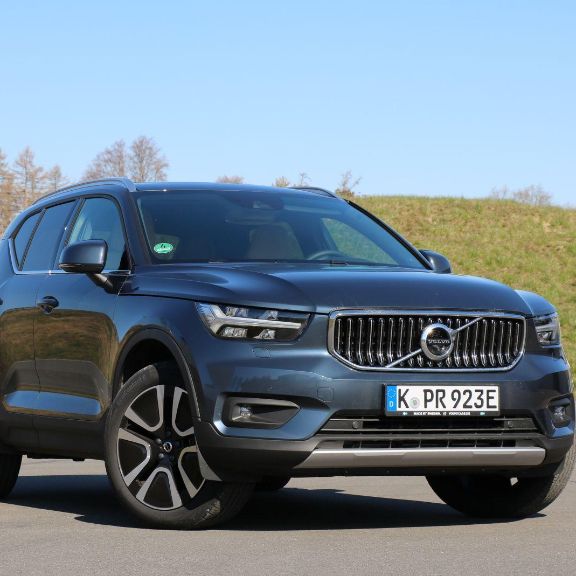 dunkelblauer Volvo XC40