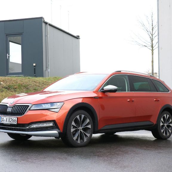 Skoda Superb Scout Fahrbericht in orange 