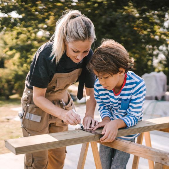 Kind und Mutter bei gemeinsamer Heimhandwerker Arbeit.