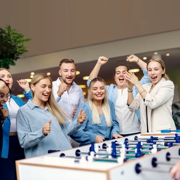 Nachwuchskräfte spielen am Tischkicker