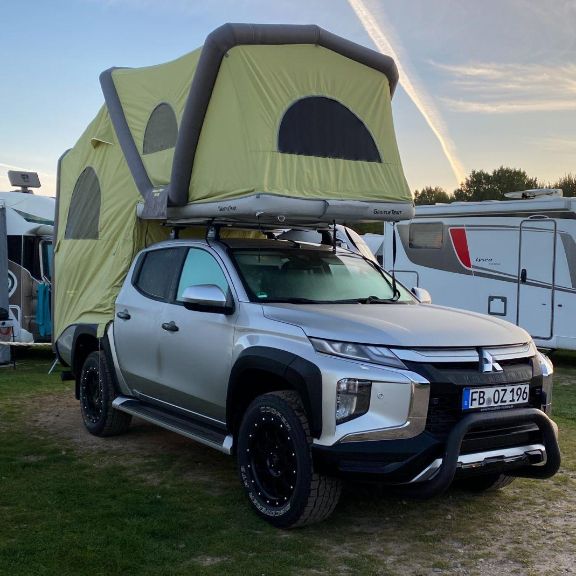Nichts für Warmduscher! Mitsubishi L200 Pickup und dem Gentletent Dachzelt von vorne