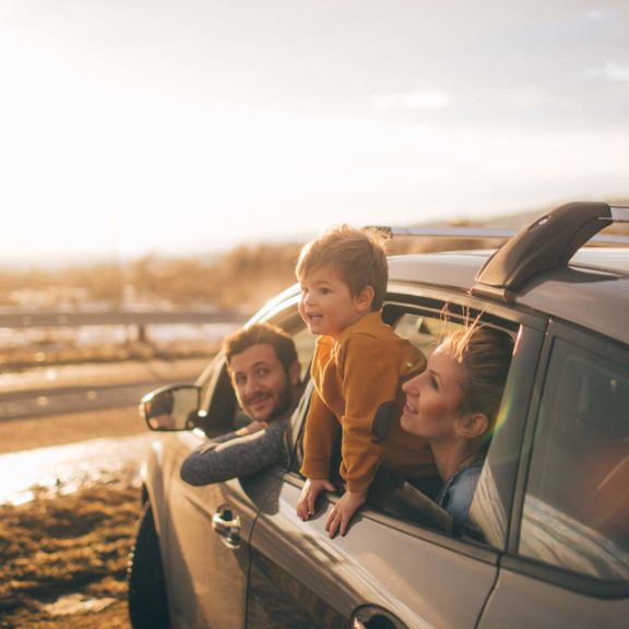 Familienautos mit geringem CO2-Ausstoß Familie im Auto