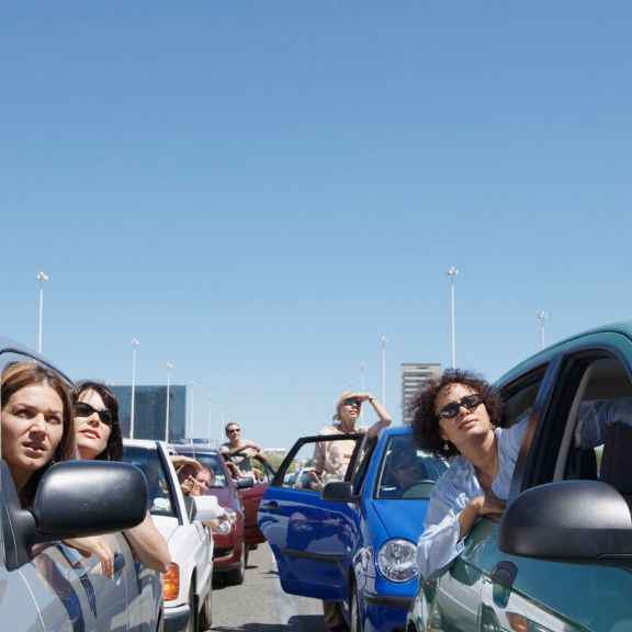 Menschen schauen im Stau aus dem Auto