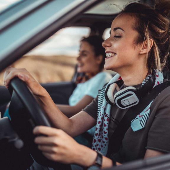 Zwei junge Frauen fahren im Auto