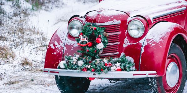 Weihnachtlich geschmückte Autos: Sicherheit geht vor
