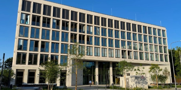 R+V Versicherung bezieht neues Bürogebäude in Wiesbaden