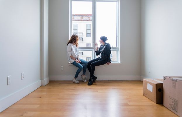 wohnung-kuendigen-frauen-am-fenster.jpg