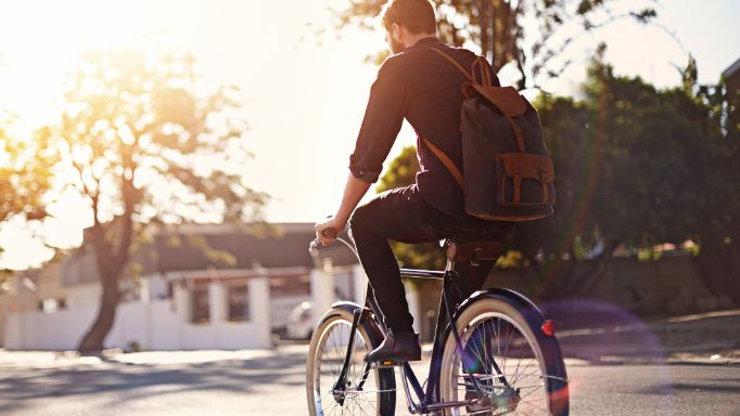 fahrrad-fahren-student-aufm-fahrrad.jpg