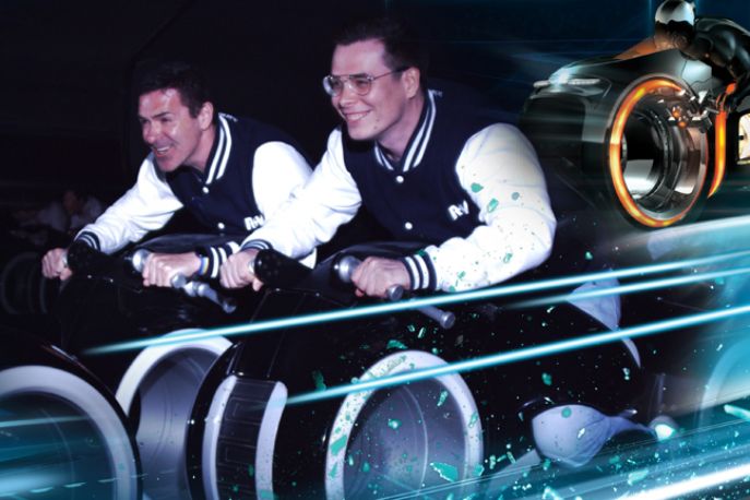 Zwei junge Männer fahren in einer Achterbahn