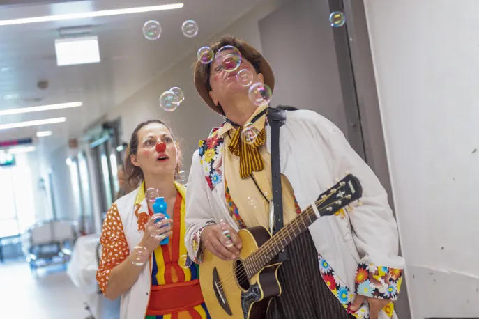 Wiesbadener Clown Doktoren im Einsatz – eines der Projekte, das die R+V mit ihrer  Weihnachtsspende 2025 unterstützte, Foto: Clown Doktoren