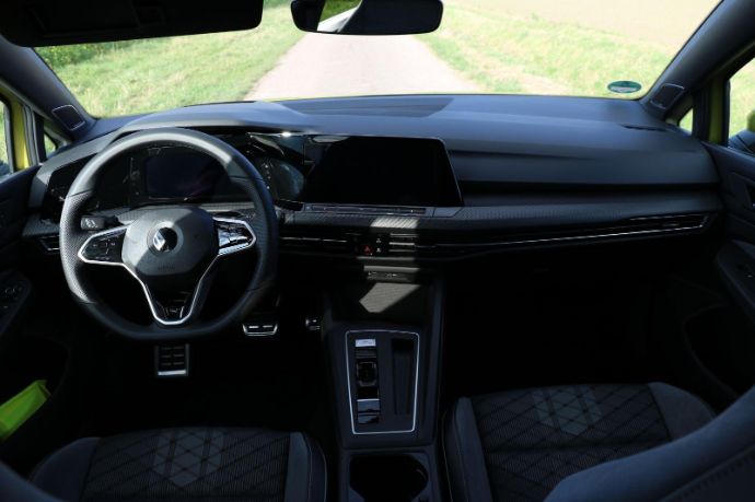 Volkswagen Golf 8 Variant Innenraum vorne, Blick auf das komplette Amaturenbrett