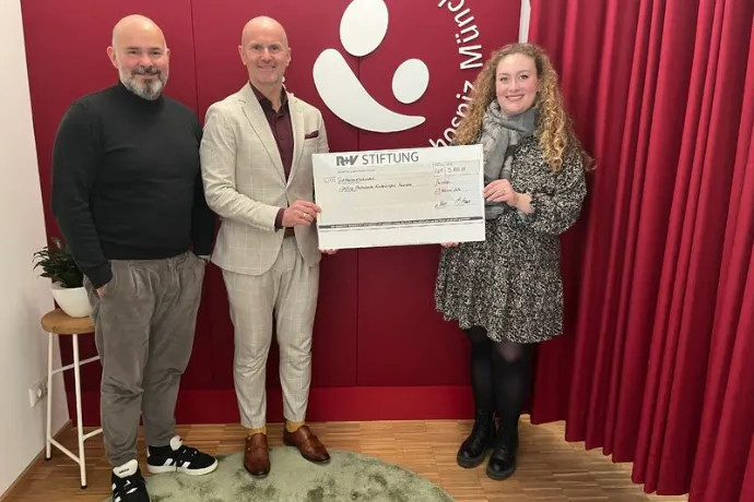 v.l. Stefan Obermeier (R+V) und Vertreter vom Ambulanten Kinderhospiz München