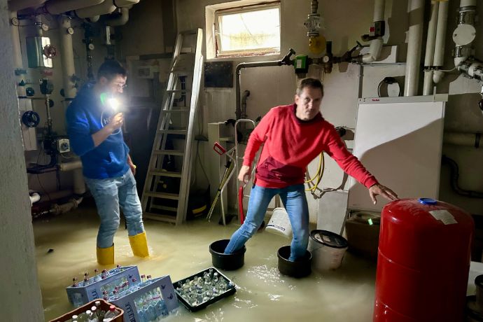 Den Keller der VR Bank Donau-Mindel nach der Flut. Von links nach rechts: Oliver Aunkofer (Mitarbeiter Anlagenverwaltung, VR-Bank Donau-Mindel), Alexander Jall (Vorstandsvorsitzender, VR-Bank Donau-Mindel)