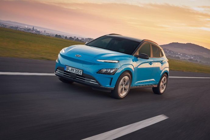 smaragdgrüner Hyundai Kona Elektro auf der Straße