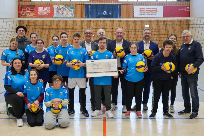 Inklusionssport beim TV Dingolfing mit Vorstand Toni Kiebler (rechts) sowie (hintere Reihe v.r.n.l.  ab 3. Person) Paul Janoschka (R+V), Bernhard Weltrowski (R+V), Michael Buchschmid (R+V) und Josef  Wenninger (Bankvorstand, VR-Bank Ostbayern-Mitte).