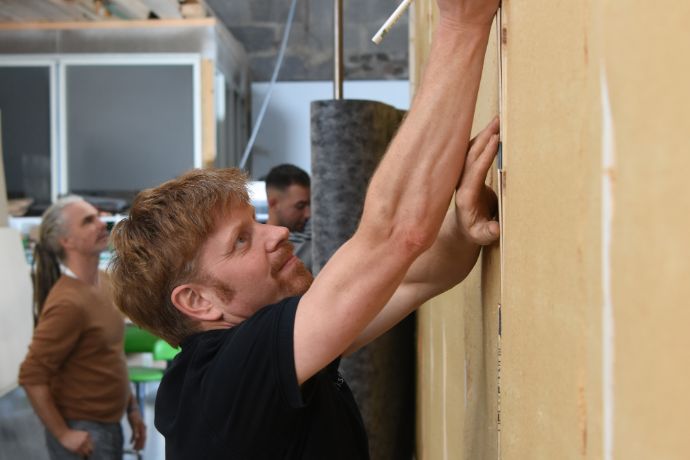 Tischlermeister Tom Jumpertz und sein Team haben die Tiny Houses gebaut. Ihre Werkstatt liegt nahe Jülich.