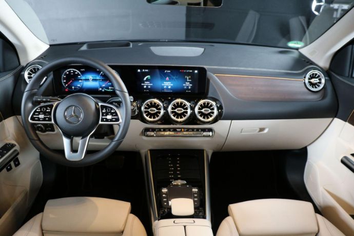 Mercedes-Benz GLA 250e Blick in den Innenraum