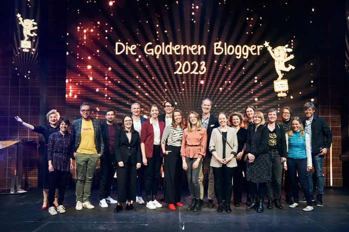 Alle Organisatoren und Sponsoren der Goldenen Blogger auf der Bühne. Auch wir von der R+V sind mit dabei: Marietheres Wichmann (5. v.l.) und Grischa Brower-Rabinowitsch (6. v.l.). Foto: Constantin Ranke 