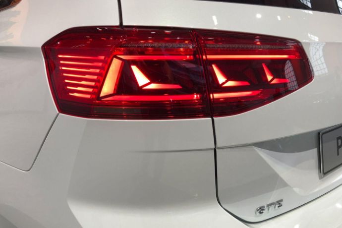 2019-VW-Passat-R-Line-Volkwagen-Passat-GTE-der-neue-Passat-Jens-Stratmann-19.jpg