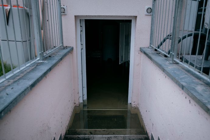 Noch lange nicht alle Keller sind leergepumpt.  Die Feuerwehren kommen nur langsam nach.