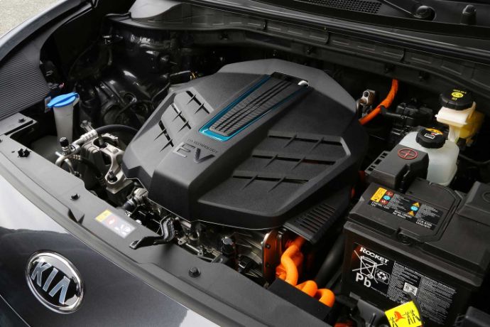 Klassisches Layout von einem Fahrzeug welches nicht explizit als Elektrofahrzeug geplant wurde: Unter der Motorhaube befindet sich kein Frunk sondern viel Technik.<br/>