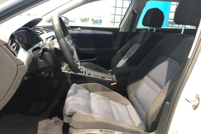 2019-VW-Passat-R-Line-Volkwagen-Passat-GTE-der-neue-Passat-Jens-Stratmann-3.jpg