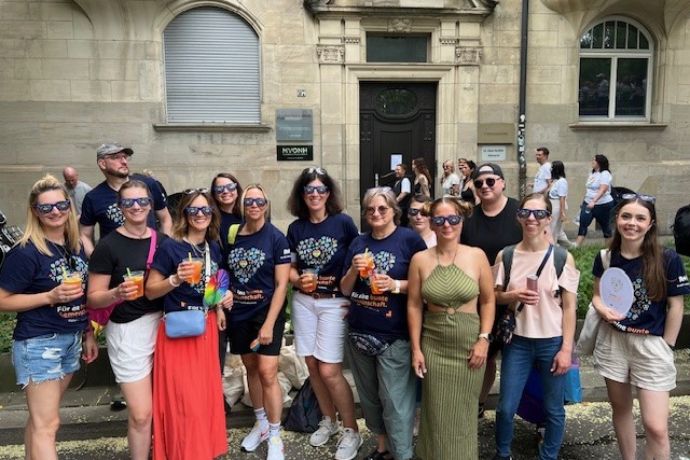 In Stuttgart setzten R+V-ler beim CSD ein Zeichen für Vielfalt und Inklusion.