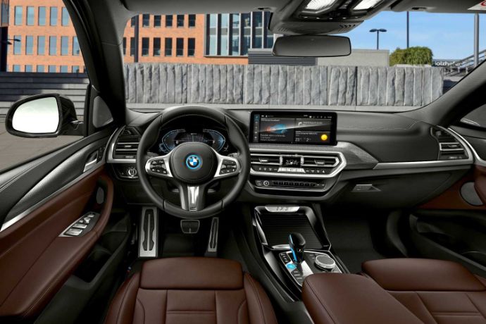 <p style="margin-left:18px">Der Innenraum des BMW iX3 pr&auml;sentiert sich aufger&auml;umt und modern.<br/>