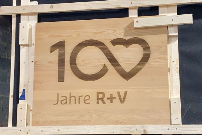 Jetzt sieht man, worum es im Tiny House geht: Die R+V wird 100 Jahre alt.