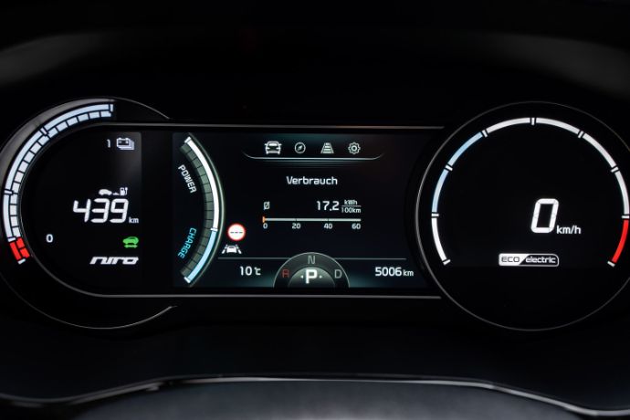 Digitale Displays hinterm Kia e-Niro Volant sorgen für den notwendigen Informationsfluss.