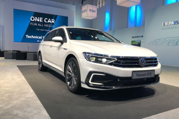 2019-VW-Passat-R-Line-Volkwagen-Passat-GTE-der-neue-Passat-Jens-Stratmann-1.jpg