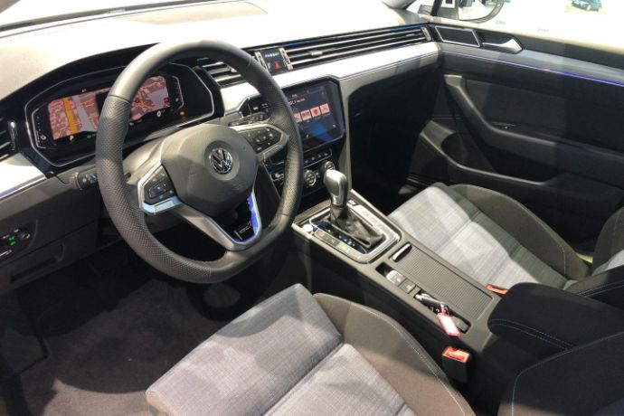 2019-VW-Passat-R-Line-Volkwagen-Passat-GTE-der-neue-Passat-Jens-Stratmann-2.jpg